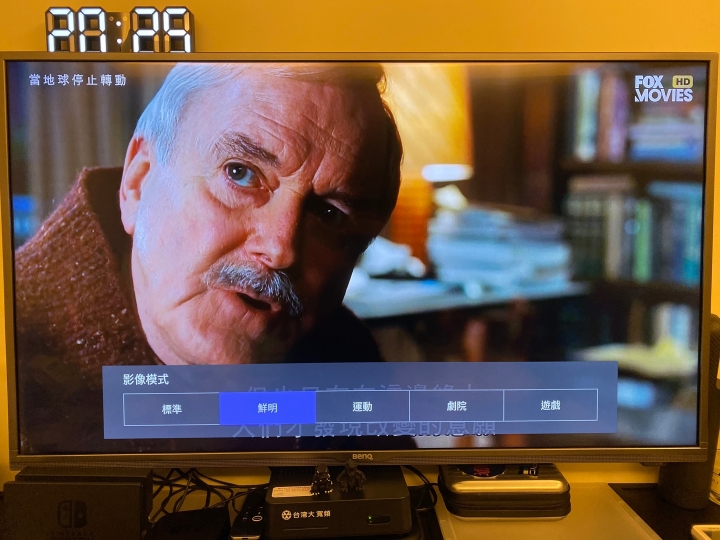 房間追劇用的benq e43-700 開箱