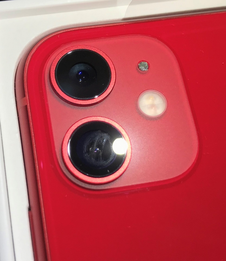 點我看大圖 iPhone 11 鏡頭內髒污?(已退款解決)