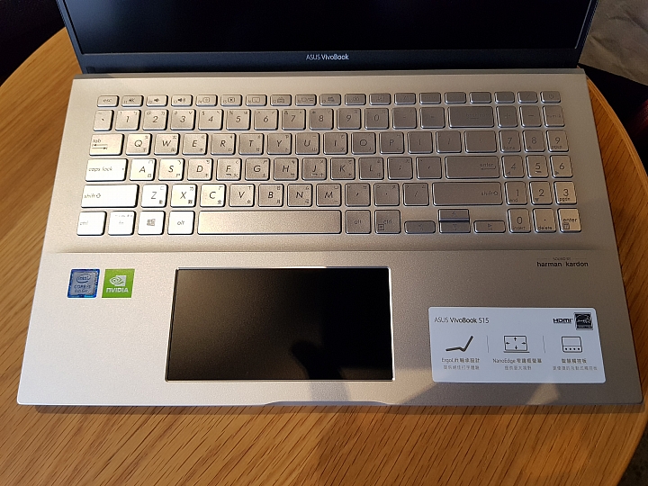 【小宅開箱】ASUS VivoBook S15 S532 上班切歌、回Line不煩惱 秘密的第二螢幕