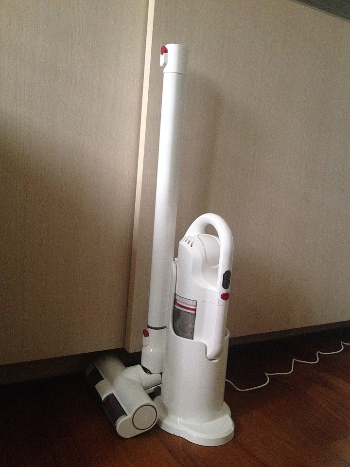 大叔家中兩大三小與《PUPPY小狗電器T10 Home無線手持吸塵器》的試用心得，左右開攻都很讚；Do Vacumming變成舉手之勞喔。