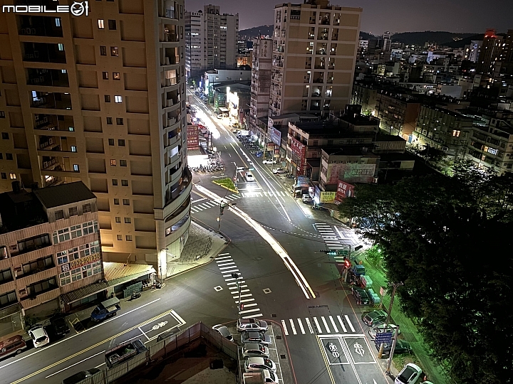 點我看大圖 來蓋個i11夜拍大樓吧!!照亮台灣!