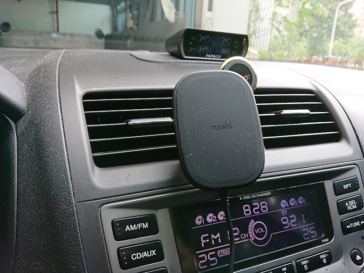 實用又騷包的 moshi SnapTo 車用磁吸無線充電手機支架