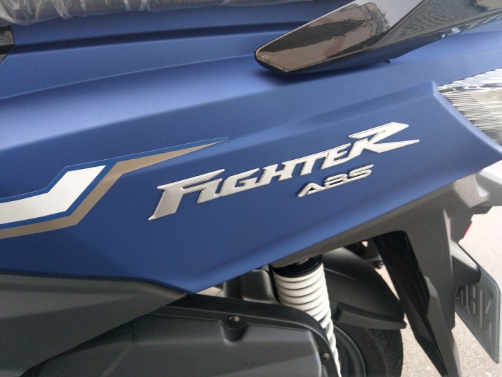 Fighter 6 ABS 消光藍。