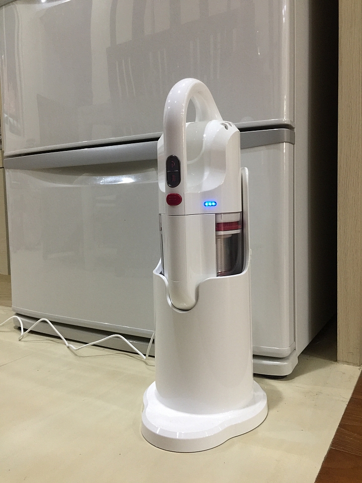 大叔家中兩大三小與《PUPPY小狗電器T10 Home無線手持吸塵器》的試用心得，左右開攻都很讚；Do Vacumming變成舉手之勞喔。