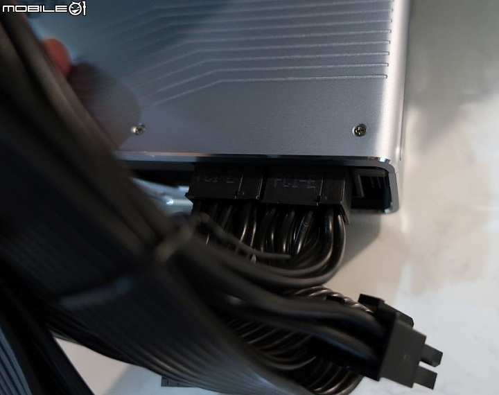 點我看大圖 超軟 UltraFlex排線 Fractal Design ION+ 860P 白金全模10年保開箱