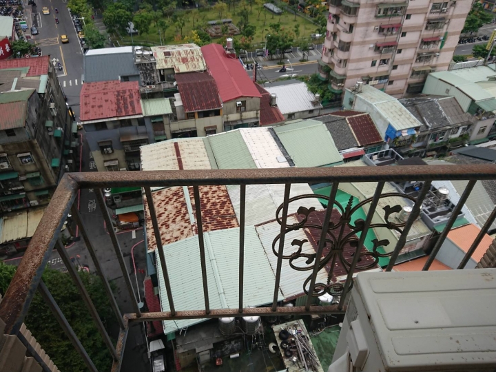 (新問題請教??)室外裝冷氣主機的空間到底要多大??只能規劃一對二的大主機亦或是兩台一對一主機??