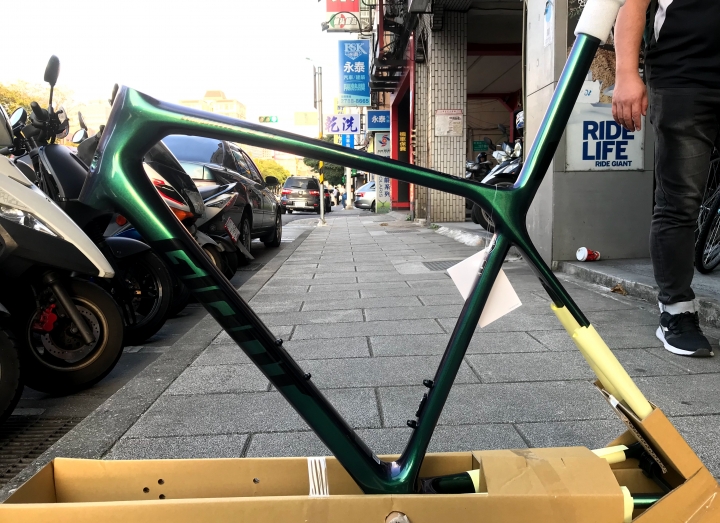 【開箱】一樣的捷安特、不一樣的TCR,客製化塗裝車架組車文
