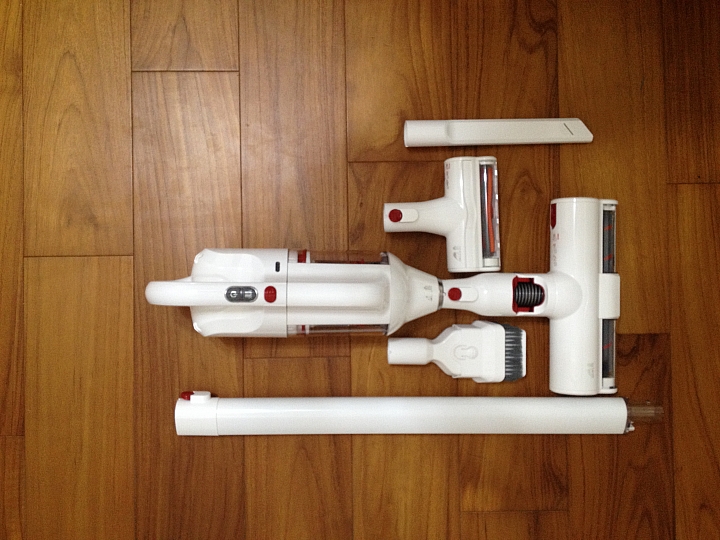 大叔家中兩大三小與《PUPPY小狗電器T10 Home無線手持吸塵器》的試用心得，左右開攻都很讚；Do Vacumming變成舉手之勞喔。