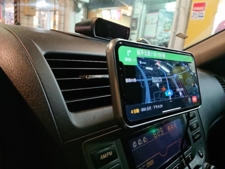 實用又騷包的 moshi SnapTo 車用磁吸無線充電手機支架