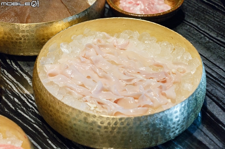 和牛牛油與重慶麻辣鍋結合的精彩美味《麻辣45》正式在台開幕！