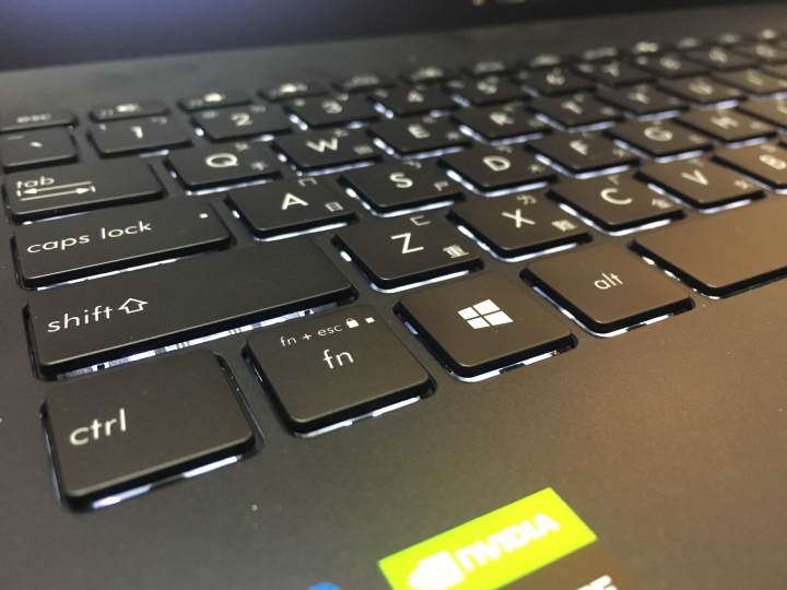ASUS X571開箱(偷渡室友的X560小比較)
