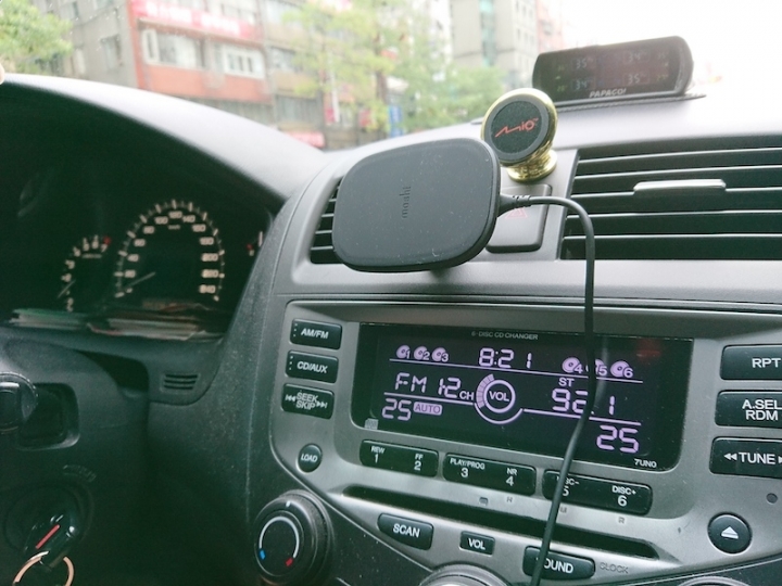 實用又騷包的 moshi SnapTo 車用磁吸無線充電手機支架