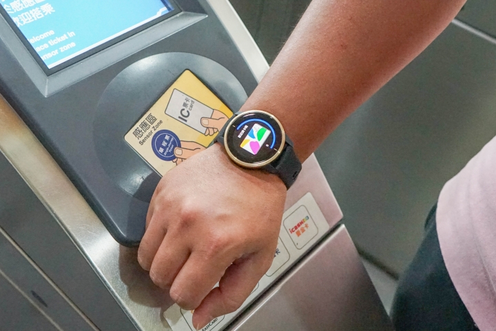 Garmin Venu AMOLED GPS 智慧腕錶開箱實測 品牌旗下最細緻螢幕降臨！