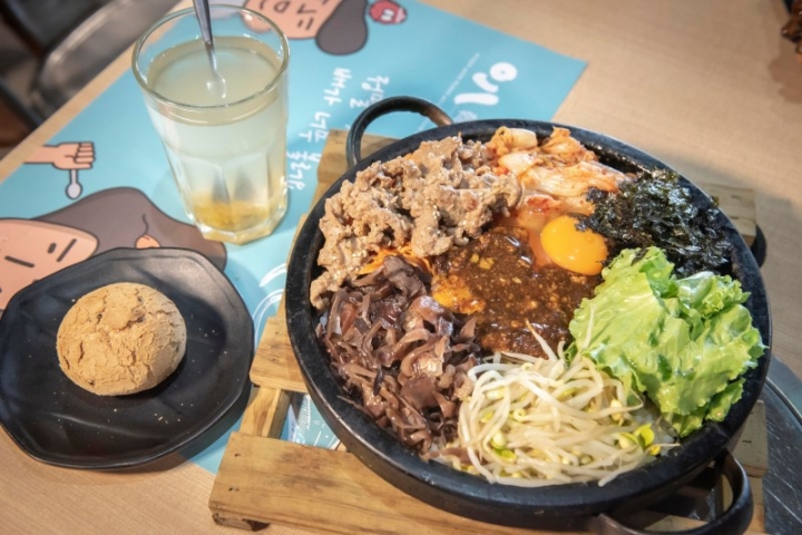 【台中│食記】「蝦爆了!」超狂創意韓料辣炒年糕鍋"24隻"蝦子躺好躺滿!