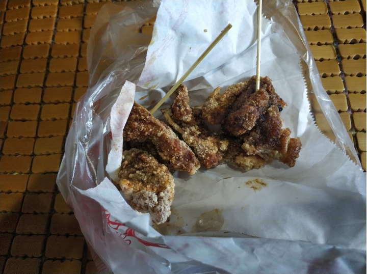 來台中必吃，一中街胖子雞排的三角骨