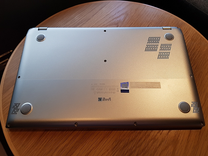 【小宅開箱】ASUS VivoBook S15 S532 上班切歌、回Line不煩惱 秘密的第二螢幕