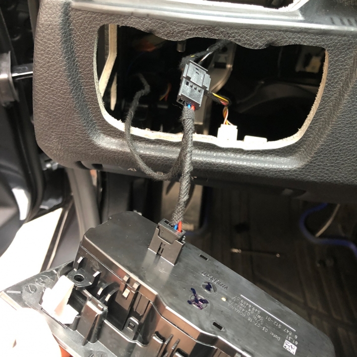 BMW 320i M Sport 加裝後車箱車內開啟按鍵 DIY