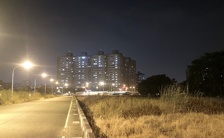 點我看大圖 幾款IPHONE 夜拍APP介紹 簡單感想~~