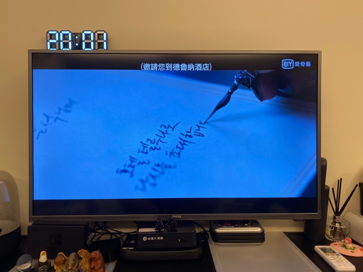 房間追劇用的benq e43-700 開箱