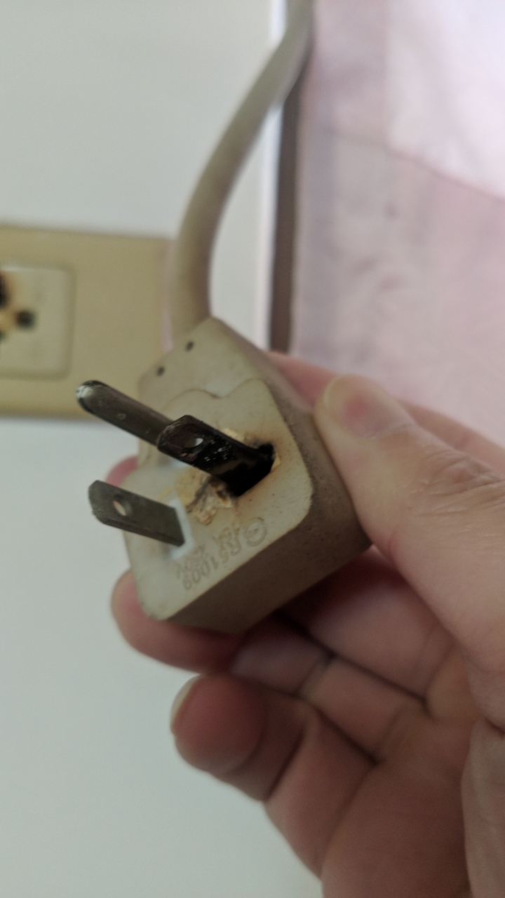插座燒焦, 會水電的友可以看一下?