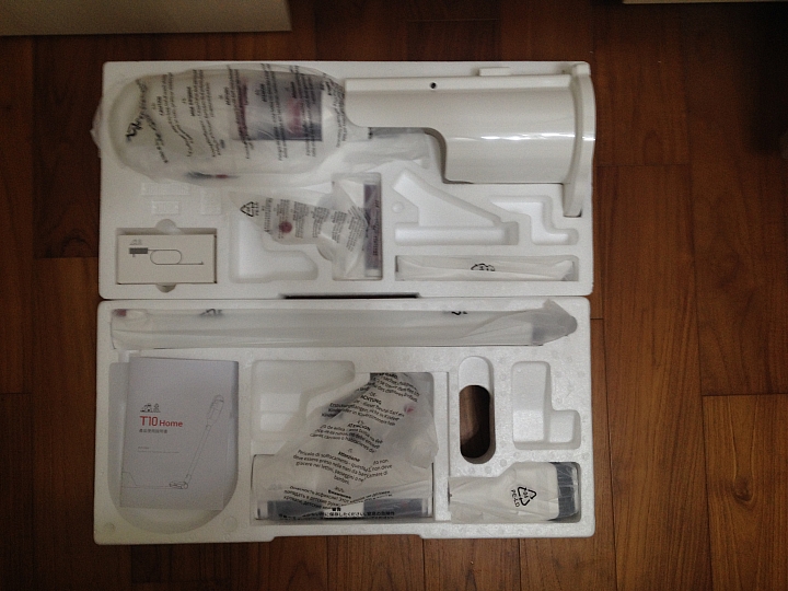 大叔家中兩大三小與《PUPPY小狗電器T10 Home無線手持吸塵器》的試用心得，左右開攻都很讚；Do Vacumming變成舉手之勞喔。