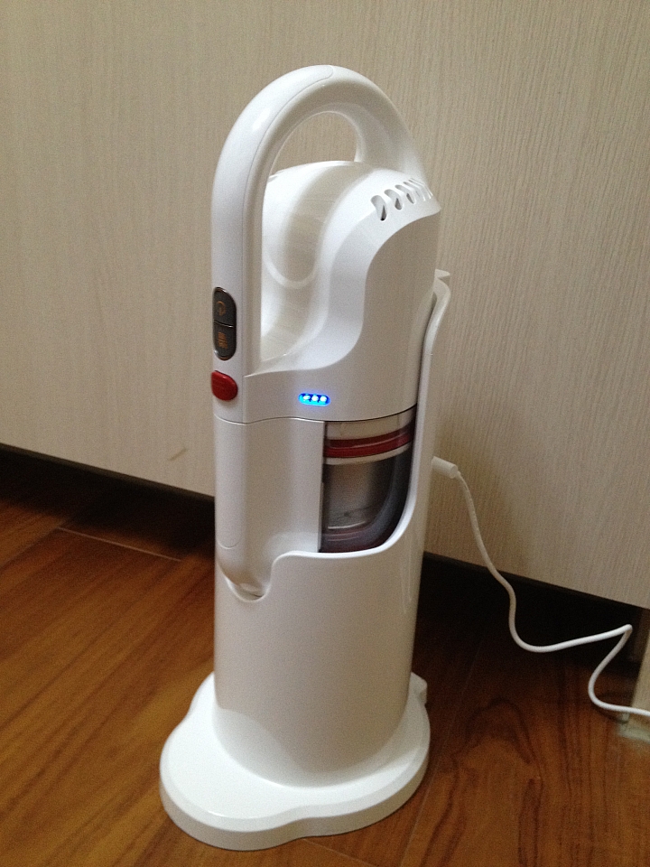 大叔家中兩大三小與《PUPPY小狗電器T10 Home無線手持吸塵器》的試用心得，左右開攻都很讚；Do Vacumming變成舉手之勞喔。