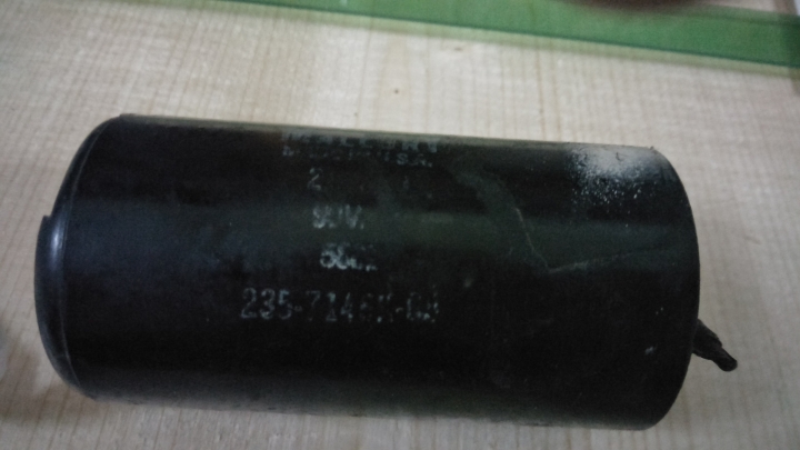 請教這顆運轉電容規格是多少