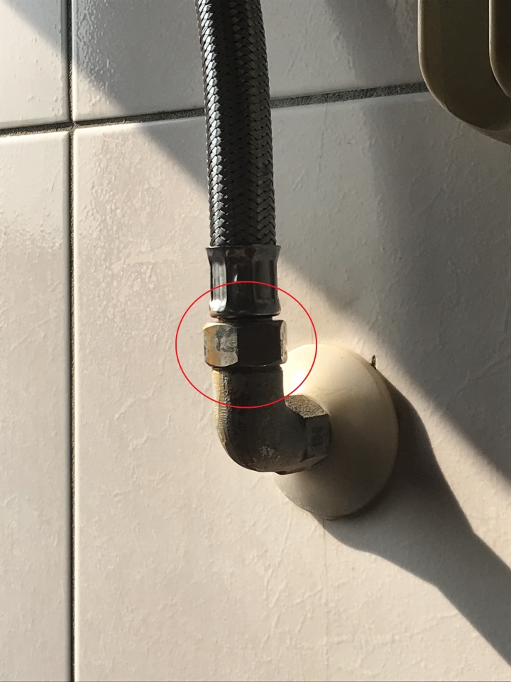 電熱水器熱水管冒火花