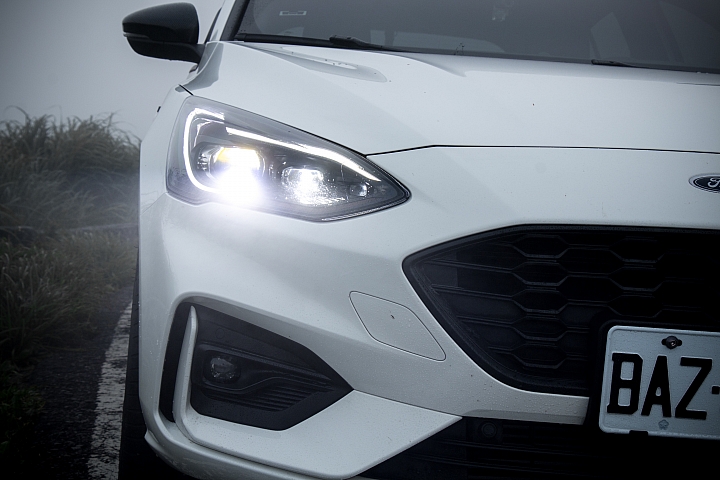 Focus MK4 改上歐洲原廠件LED轉向魚眼頭燈 Adaptive LED
