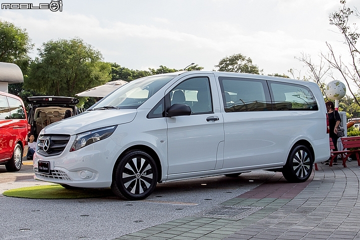 【採訪】Mercedes-Benz小改款V-Class與6公尺巨型充氣滑梯現身，雙十連假開始巡迴展演！