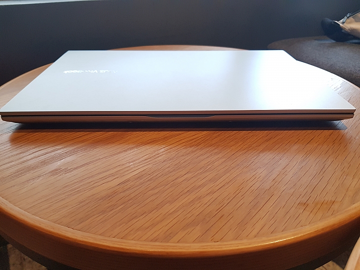 【小宅開箱】ASUS VivoBook S15 S532 上班切歌、回Line不煩惱 秘密的第二螢幕