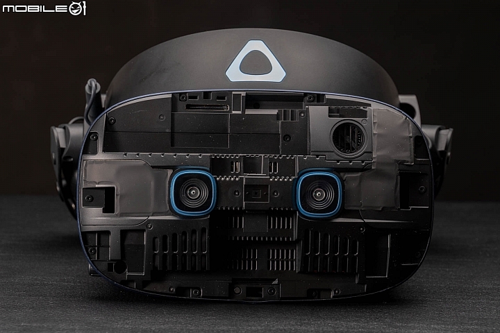 HTC Vive Cosmos 虛擬實境頭戴顯示器 兼顧自由度與擴充性的後起之秀