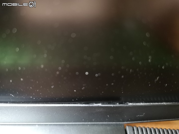 HP Pavilion Gaming 15-cx0095tx 轉軸有問題導致面板分離災情