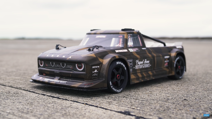 【超有趣】奧迪R8 vs RC遙控車 vs 無人機 vs AMG G63，直線加速賽, 動態起跑和剎車測試！！