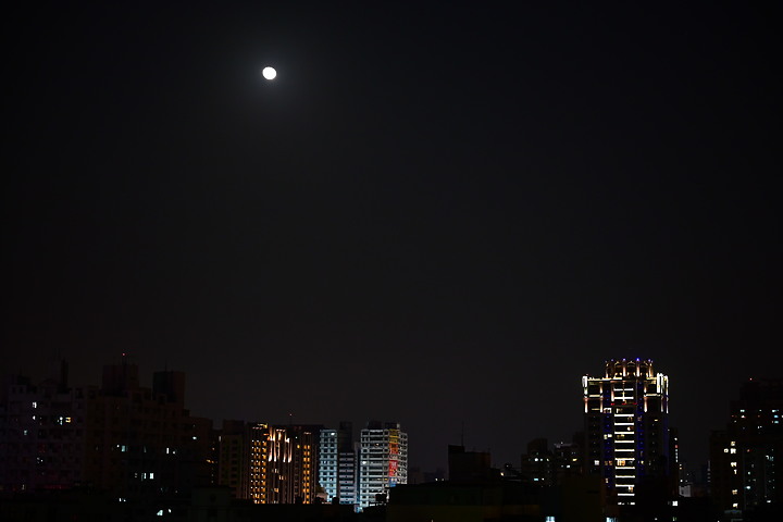 點我看大圖 Z7+Sigma 14mm F1.8冬天銀河在車城台一線旁