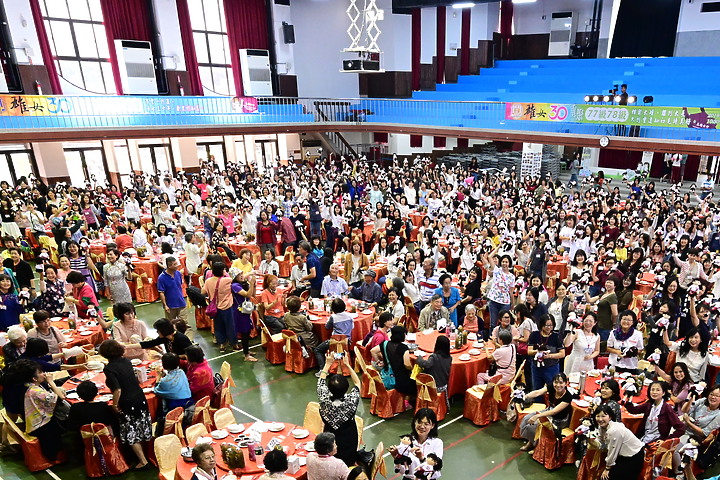 點我看大圖 Z7+14-30mm F4.0 S實拍600多人大合照:高雄女中77級78級畢業30重聚