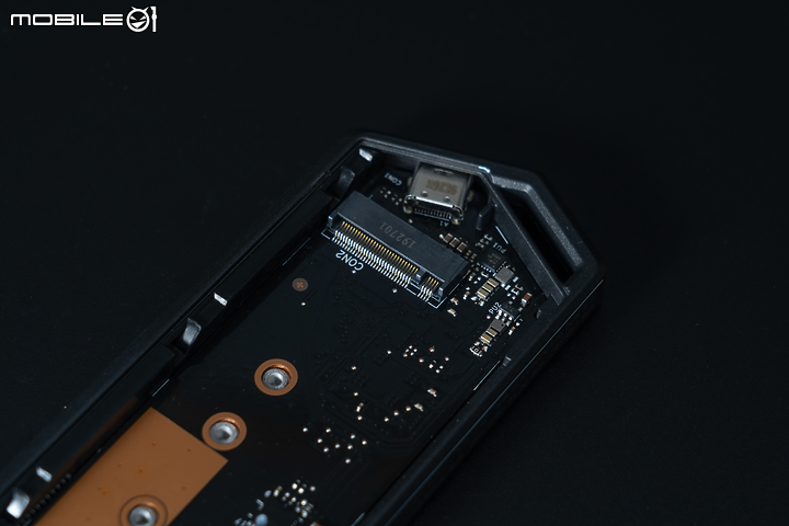 ROG Strix Arion SSD 固態硬碟外接盒 豈止於潮流！