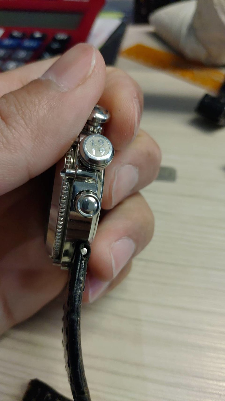 請問換錶帶的方法