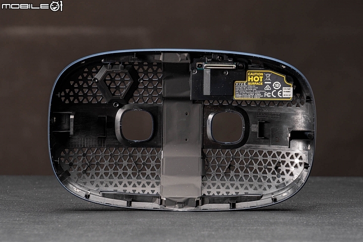 HTC Vive Cosmos 虛擬實境頭戴顯示器 兼顧自由度與擴充性的後起之秀
