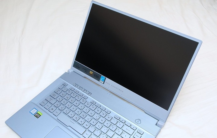 亮眼冰河藍 ASUS ROG Zephyrus S 西風之神 GX502GW