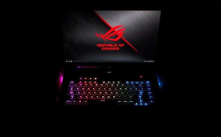 亮眼冰河藍 ASUS ROG Zephyrus S 西風之神 GX502GW