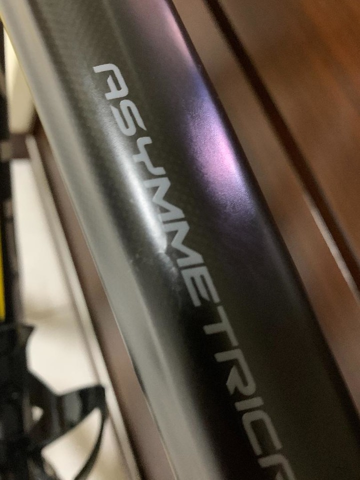 請教各位愛車同好，朋友車架是刮傷還是裂痕