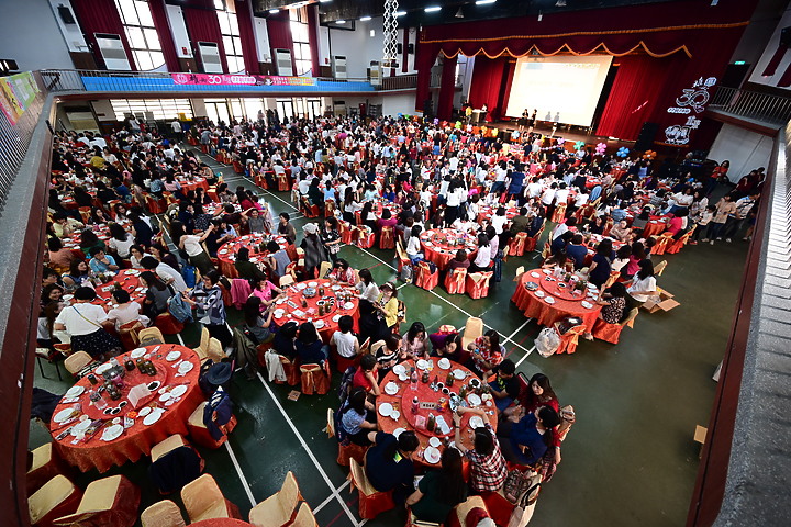 點我看大圖 Z7+14-30mm F4.0 S實拍600多人大合照:高雄女中77級78級畢業30重聚