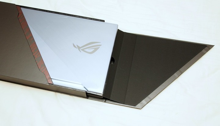 亮眼冰河藍 ASUS ROG Zephyrus S 西風之神 GX502GW