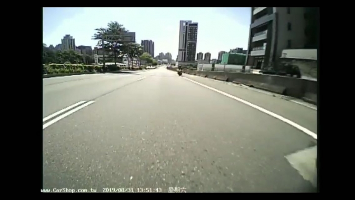 右轉車與騎到路面邊線外機車發生車禍