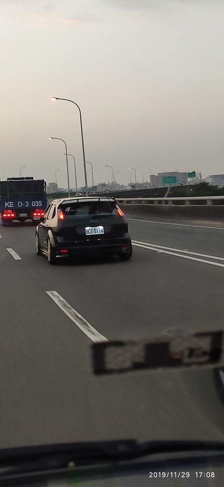 今日下班回公司的路上，遇到這種行動路障