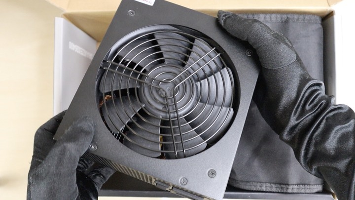 開箱 InWin PL850 金牌全模組電源供應器