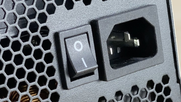 開箱 InWin PL850 金牌全模組電源供應器