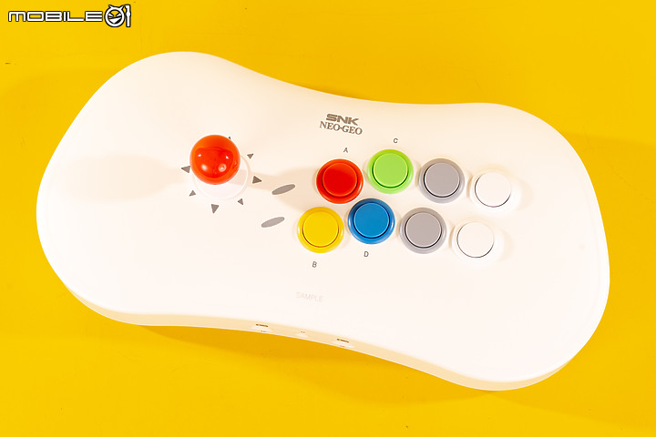 SNK NEOGEO Arcade Stick Pro 大搖外型藏懷舊遊戲！