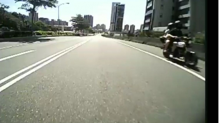 右轉車與騎到路面邊線外機車發生車禍